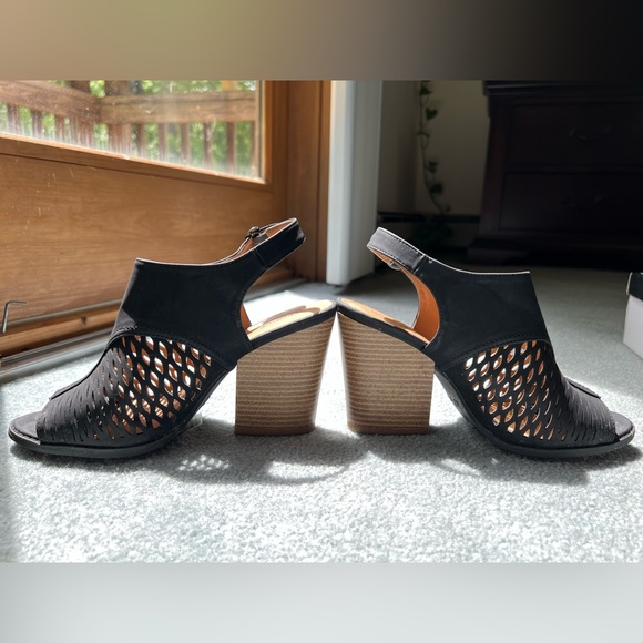 Qupid Barnes Stacked Heel Slingback Sandals - Picture 6 of 6